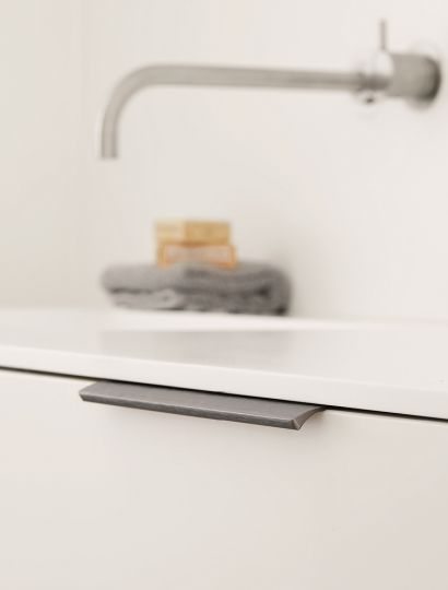 Edge Straight - Ferro Integrated Grip Profile Handle | Aspin Collins