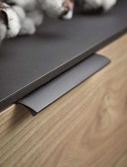 Edge Straight - Ferro Integrated Grip Profile Handle | Aspin Collins